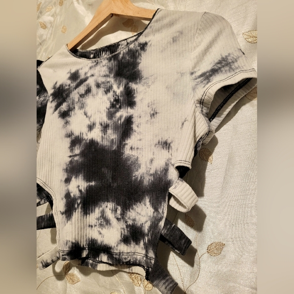 Lot of 2 NWOT blk + wt tye dye crop tops SZ Med 🖤 - Picture 6 of 10